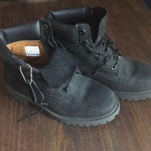 Black Timberlands boys size 4 = woman’s size 6